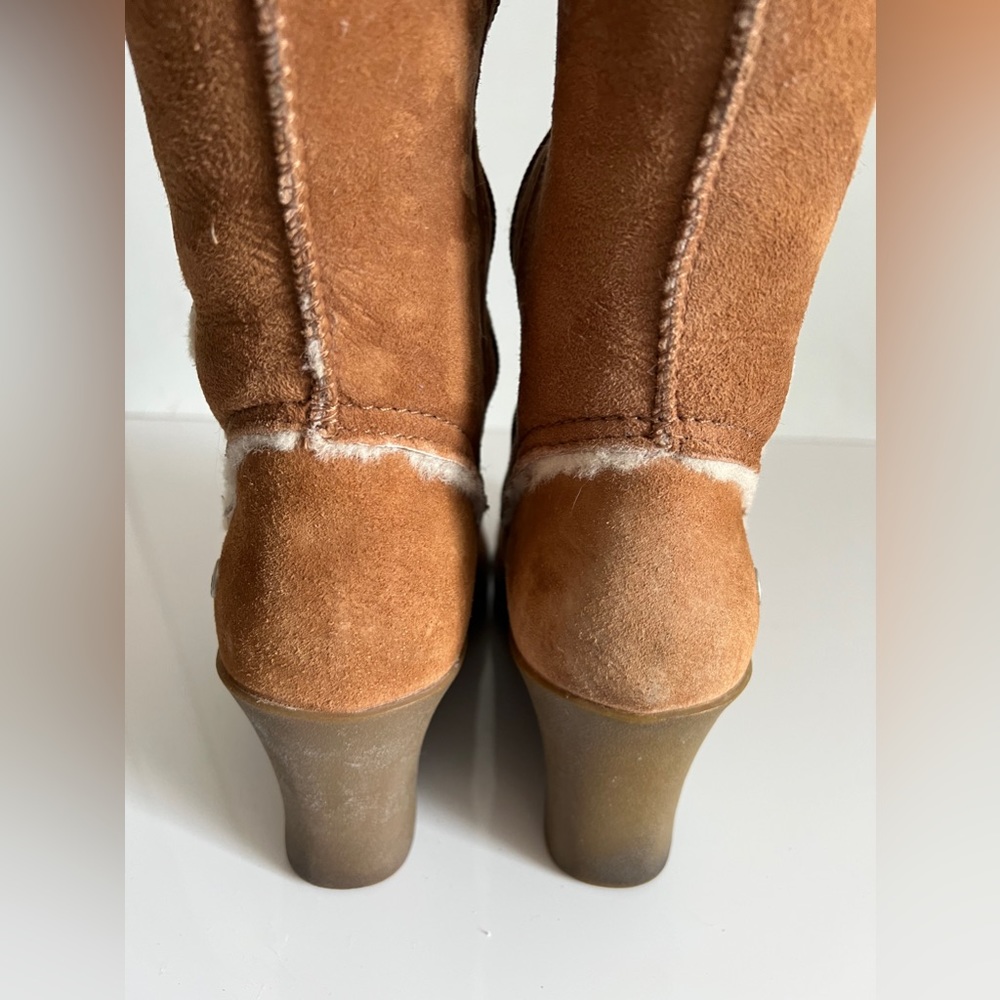 UGGS SIZE 8 - Picture 4 of 6